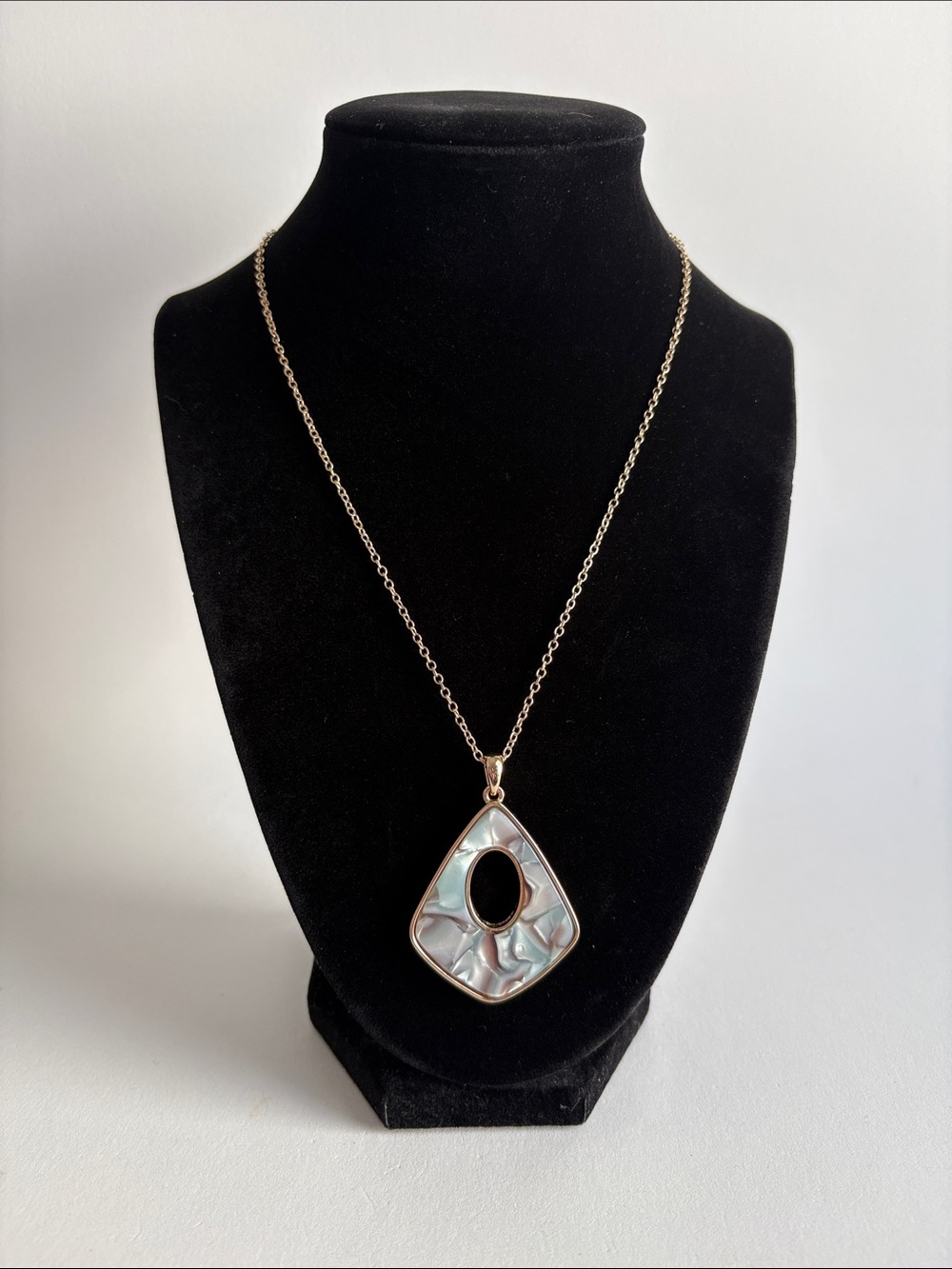 Gold Faux Abalone Inlay Cutout Pendant Necklace Women Jewelry